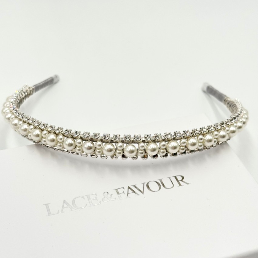 Photograph: Bandeau de mariage Adelphi Vintage en perles et cristal
