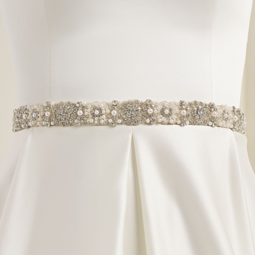 Photograph: Bianco - Ceinture de robe en satin ornée de cristaux et de perles