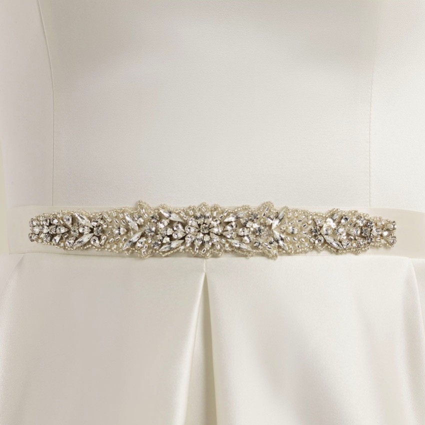 Fotograf: Bianco Crystal verschönert Satin Hochzeitskleid Gürtel