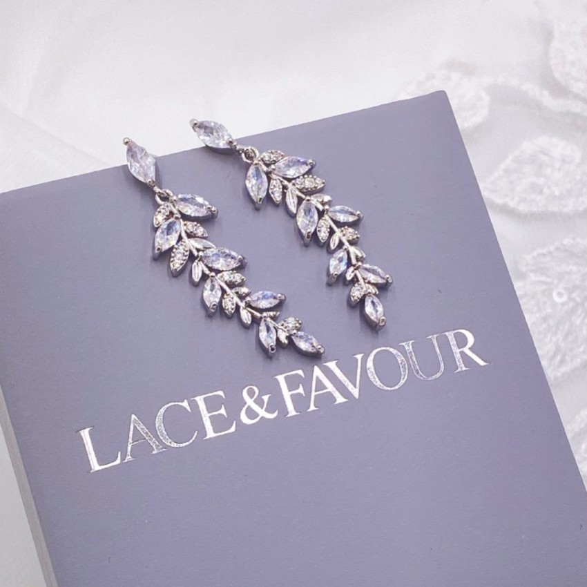 Photograph: Boucles d'oreilles Fern en argent avec feuilles de cristal étincelantes