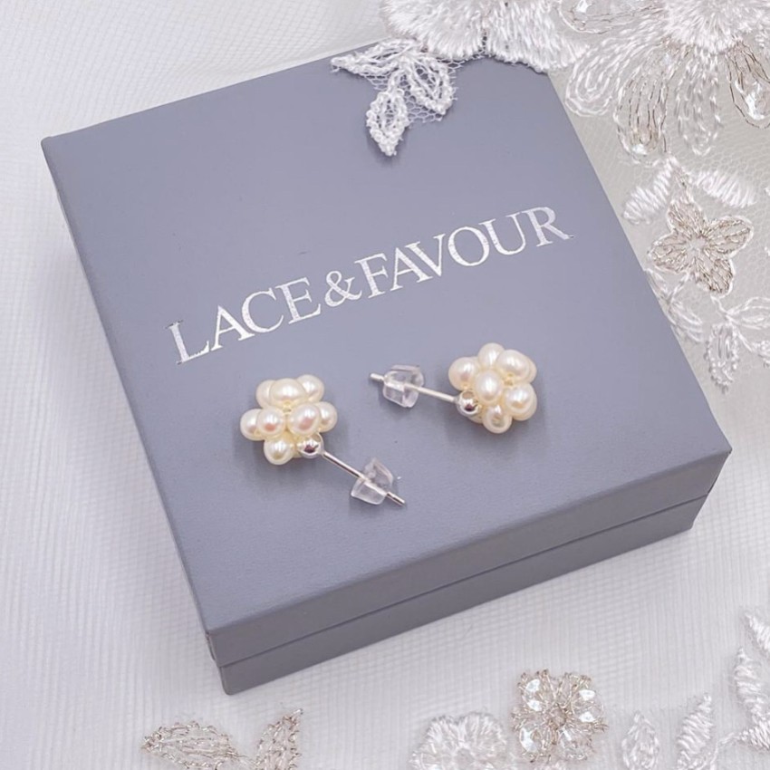 Photograph: Boucles d'oreilles Nikola avec perles d'eau douce en grappe