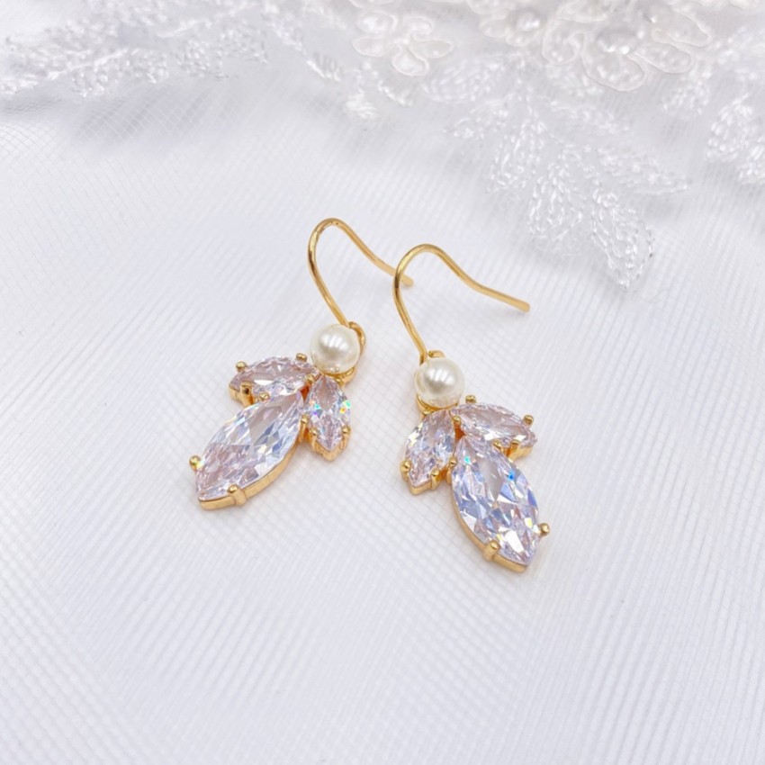 Photograph: Boucles d'oreilles pendantes en or Vermont avec perles et cristaux