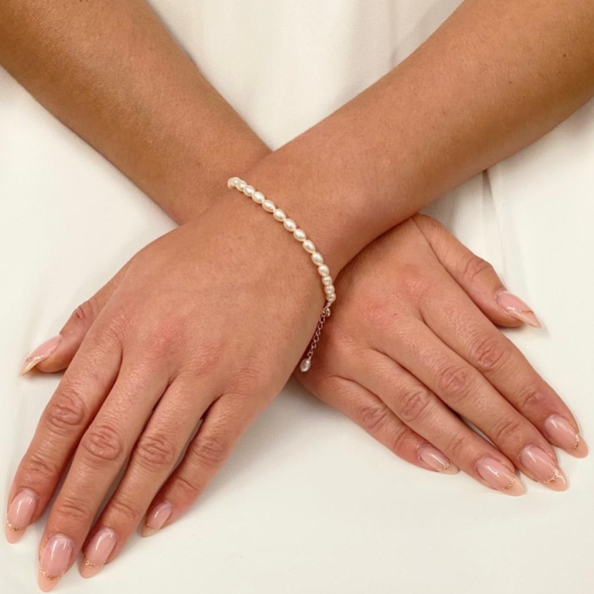 Photograph: Bracelet de perles d'eau douce et de chaînes Adelina