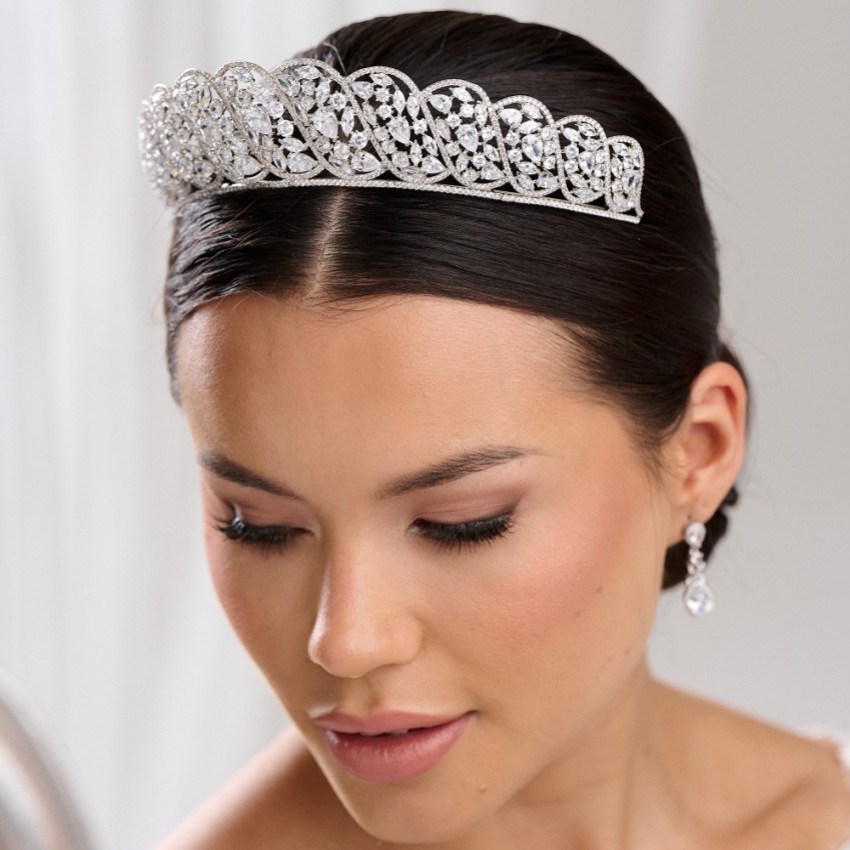 Photograph: Buckingham Regal Cubic Zirconia Bridal Tiara (diadème de mariage)