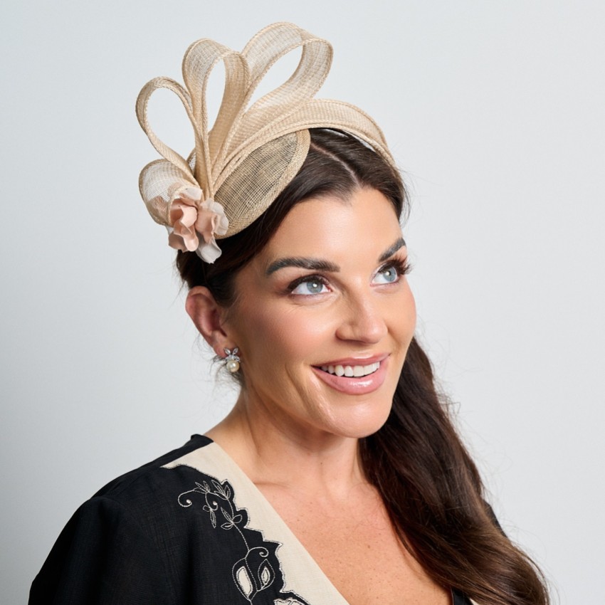 Fotograf: Champagne Simple Side Pleat Sinamay Wedding Fascinator