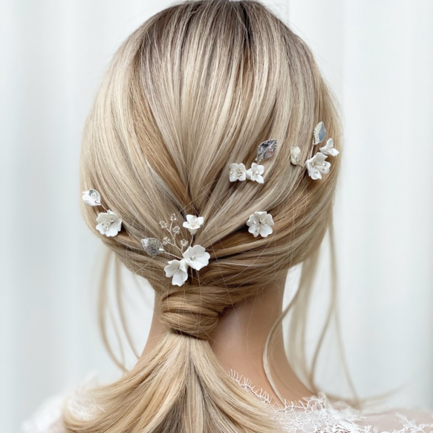 Photograph: Cherry Blossom Set of 5 Porcelain Flower and Silver Leaf Hair Pins (épingles à cheveux en porcelaine avec des fleurs et des feuilles d'argent)