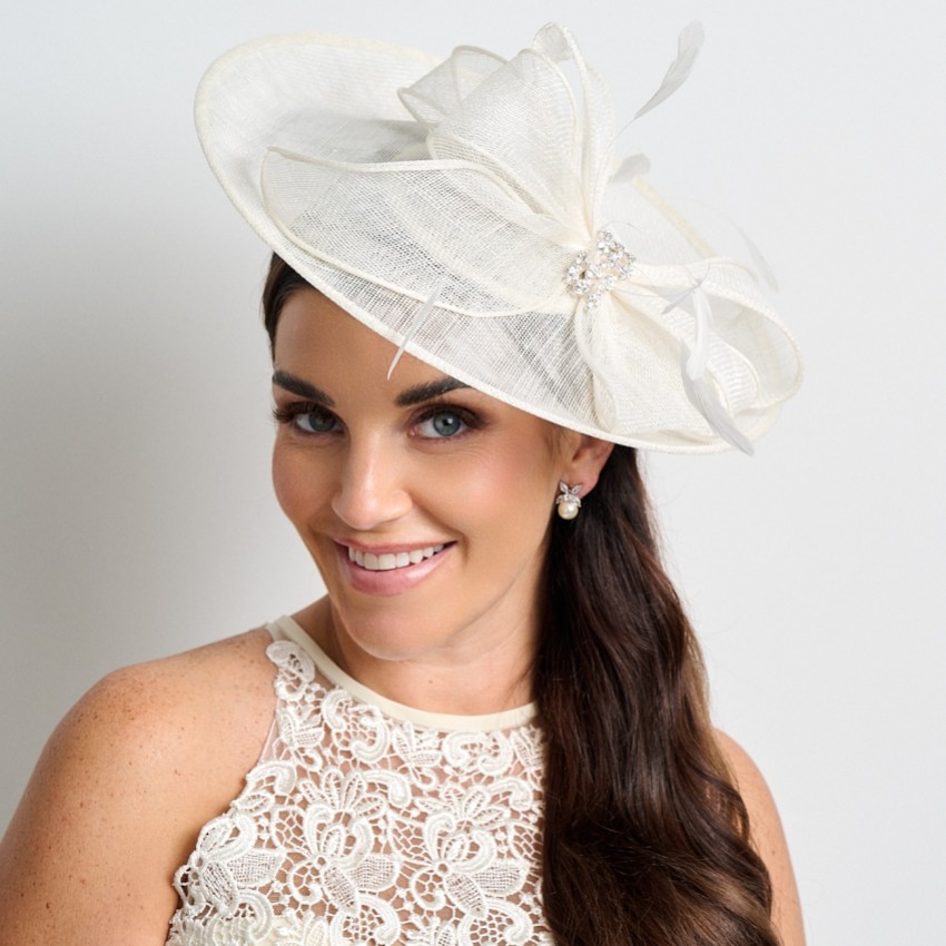 Fotograf: Cream Diamante Bow Large Sinamay Disk Wedding Fascinator