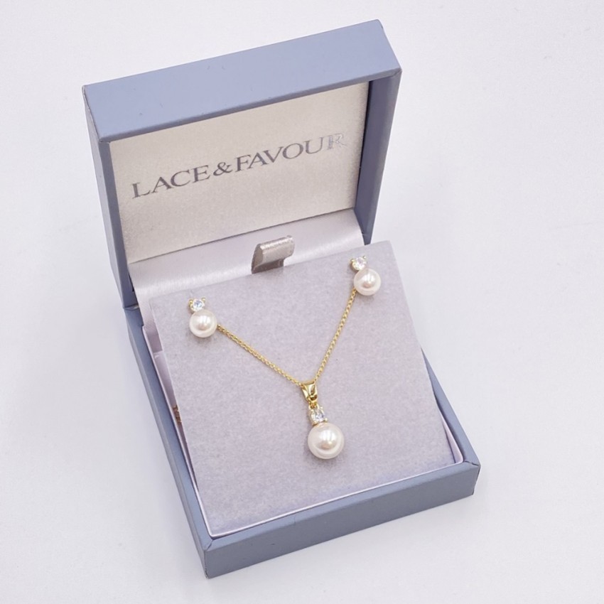 Photograph: Ensemble de boucles d'oreilles et de pendentifs Evie Gold Dainty Pearl