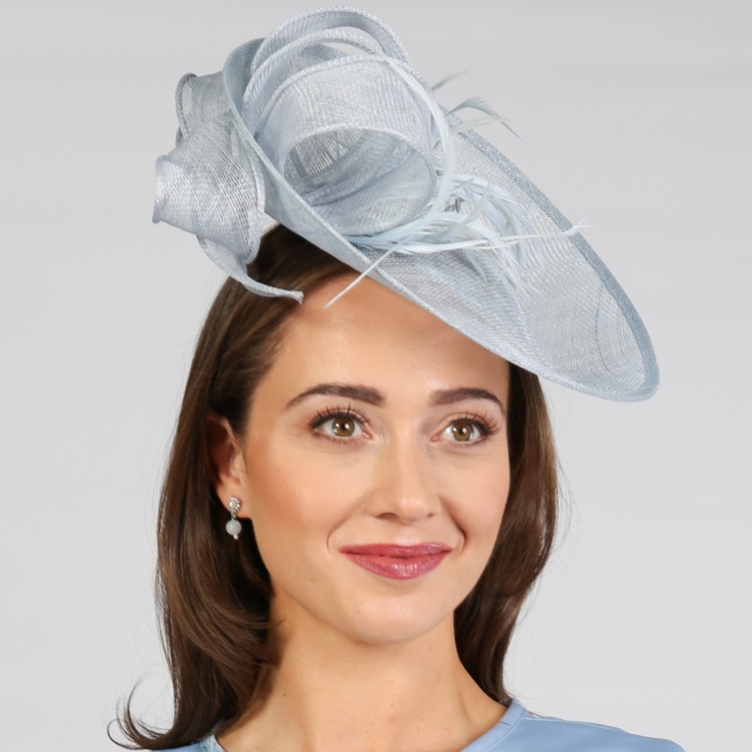 Photograph: Fascinateur de mariage à grand disque en sinamay bleu corail