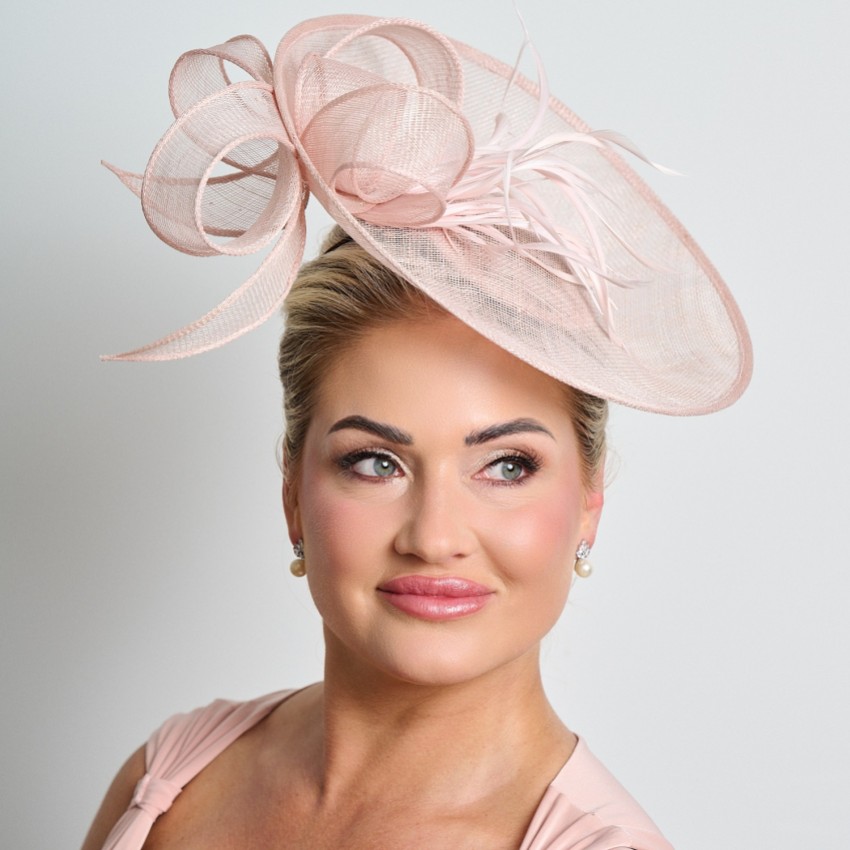 Photograph: Fascinateur de mariage à large disque en sinamay rose chair