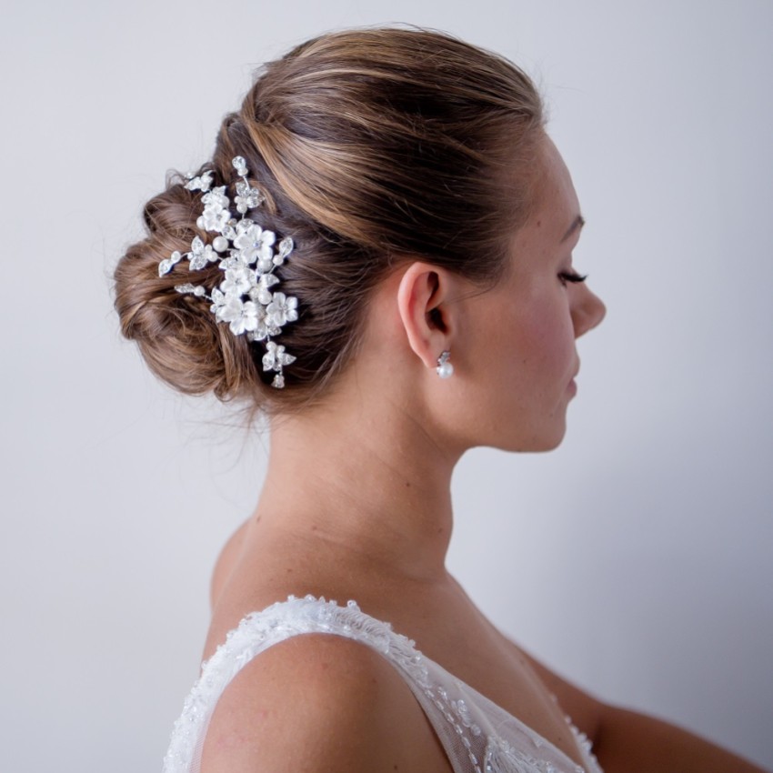 Fotografia: Fermaglio per capelli da sposa in porcellana Magnolia con fiori e foglie di cristallo