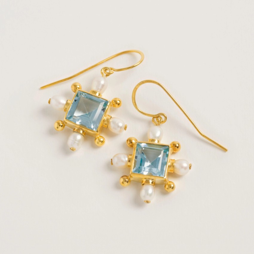 Photograph: Freya Rose Boucles d'oreilles croix en topaze bleue