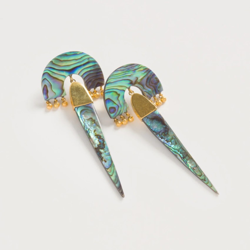 Photograph: Freya Rose Boucles d'oreilles en nacre de Myla Verde