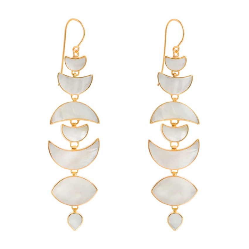 Photograph: Freya Rose Boucles d'oreilles Warrioress en nacre d'or avec pendentifs en forme de lune