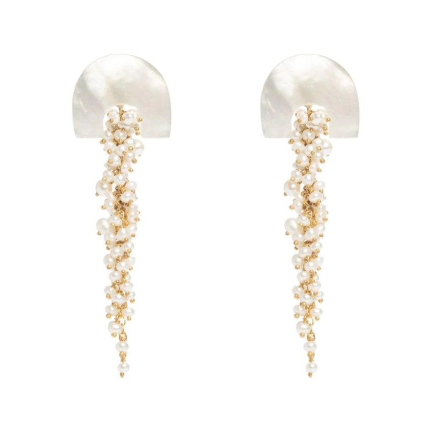 Photograph: Freya Rose Hakuro Boucles d'oreilles longues en nacre d'or