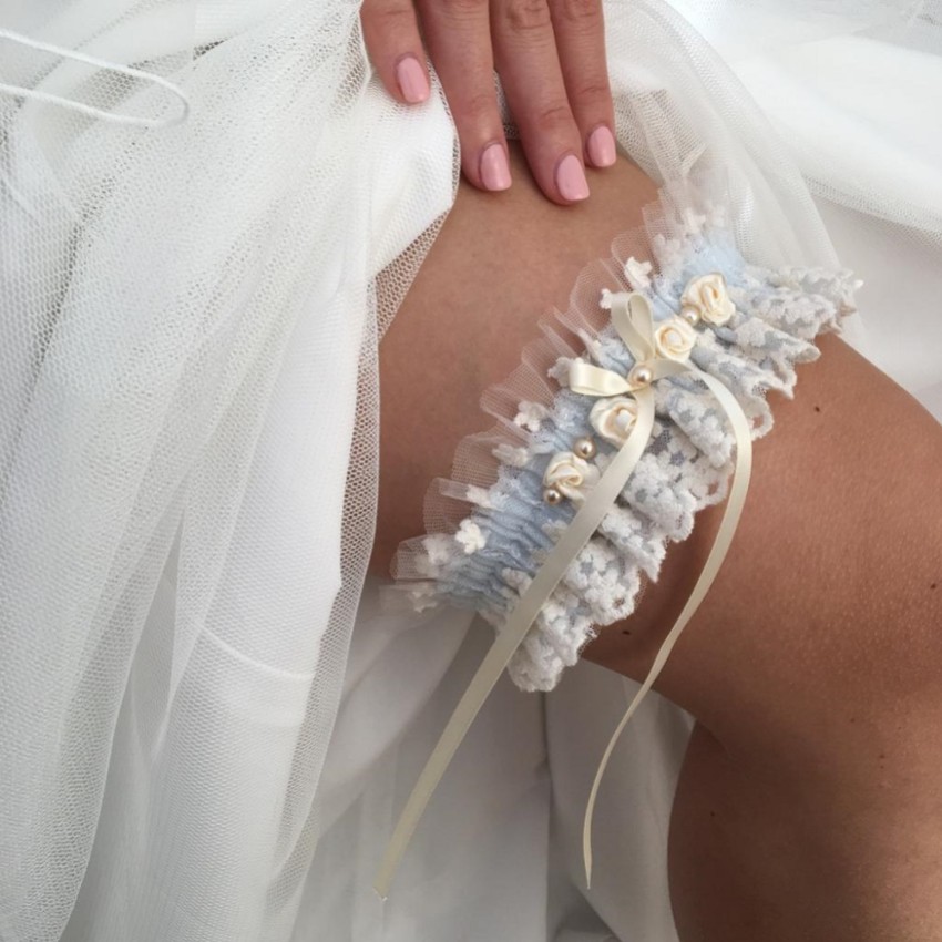 Fotografia: Giarrettiera vintage Rhapsody in pizzo blu e tulle avorio con dettaglio di rose