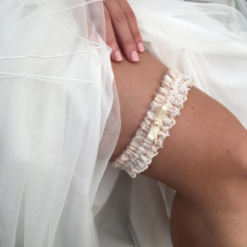 Fotograf: Harmony Blush Seide und Elfenbein Spitze Hochzeit Strumpfband mit Perle Schleife