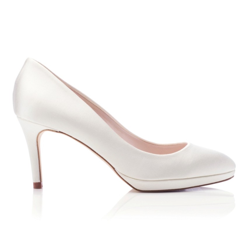 Fotografia: Harriet Wilde Amy - Scarpe da corte con plateau in raso avorio a tacco medio