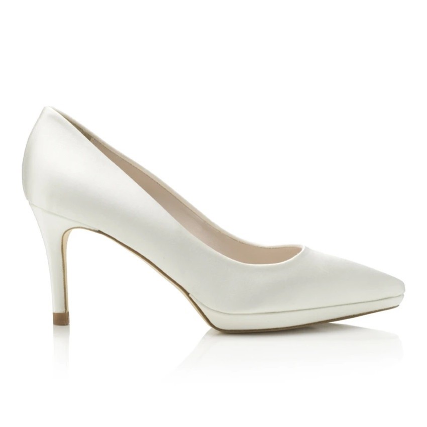 Photograph: Harriet Wilde Escarpins à plateforme en satin Joanie Mid Ivory