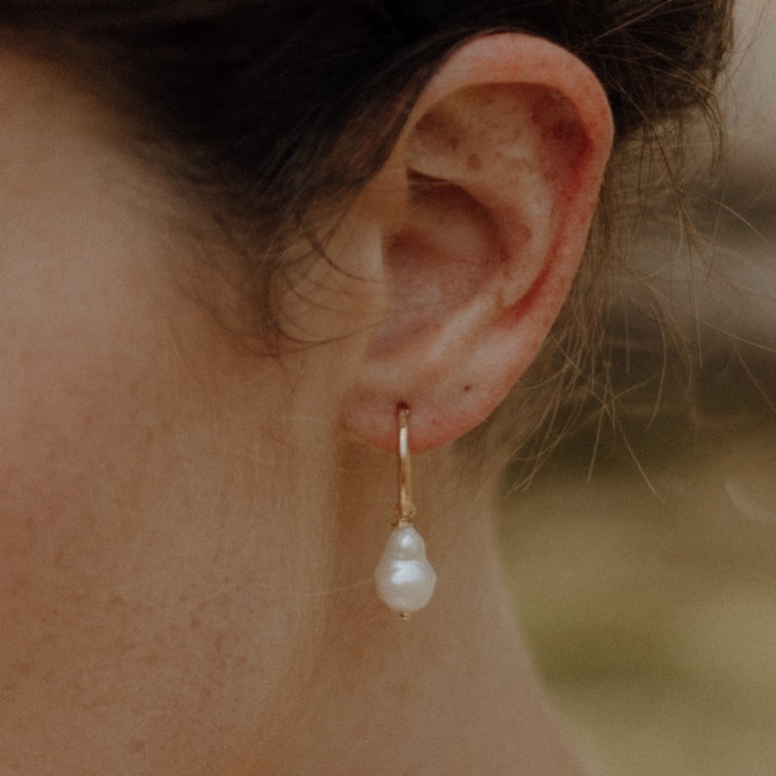 Photograph: Hermione Harbutt Adele Petite boucle d'oreille en perles baroques