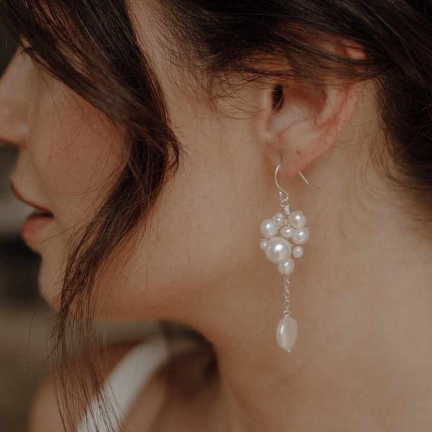 Fotograf: Hermione Harbutt Aisla Statement-Süßwasserperlen-Ohrringe