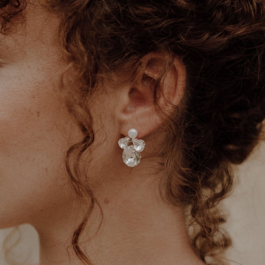 Photograph: Hermione Harbutt Boucles d'oreilles Beatrice en cristal