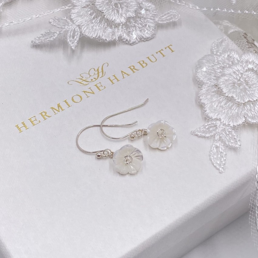 Photograph: Hermione Harbutt Boucles d'oreilles Bianca en nacre et fleurs en goutte d'eau