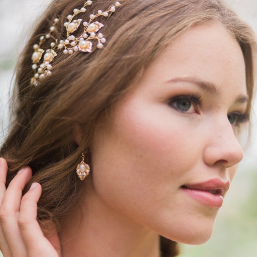 Photograph: Hermione Harbutt Boucles d'oreilles Celeste en feuilles d'or