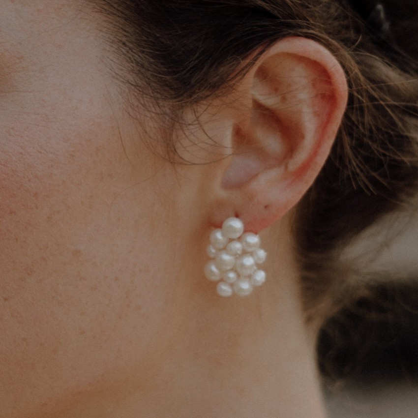 Photograph: Hermione Harbutt Boucles d'oreilles en grappe de perles d'eau douce Penny