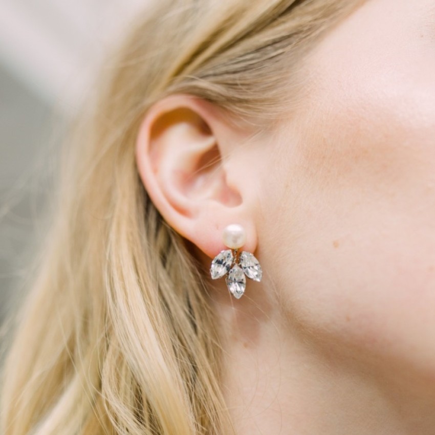 Photograph: Hermione Harbutt Boucles d'oreilles Kensington en perles et feuilles de cristal