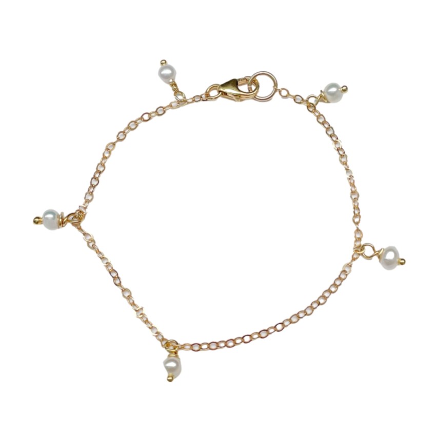 Fotografia: Hermione Harbutt Bracciale a catena con perle Raindrop Dainty