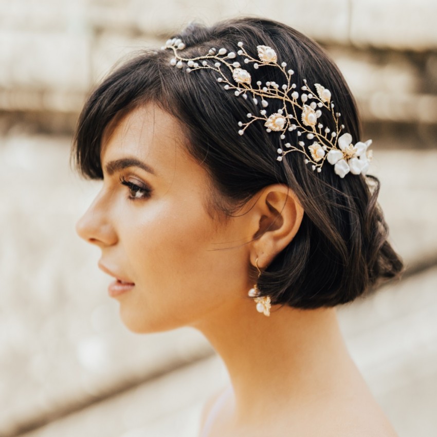 Photograph: Hermione Harbutt Céleste Guirlande de feuilles d'or et de perles Headpiece