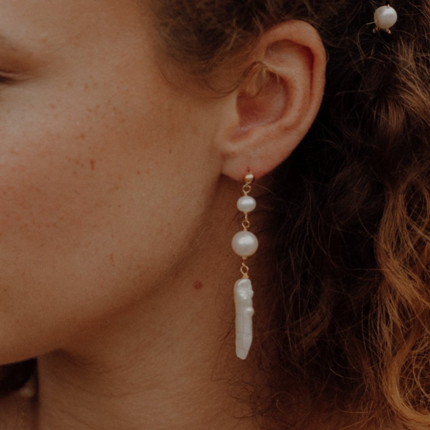 Photograph: Hermione Harbutt Liberty - Longues boucles d'oreilles en perles baroques