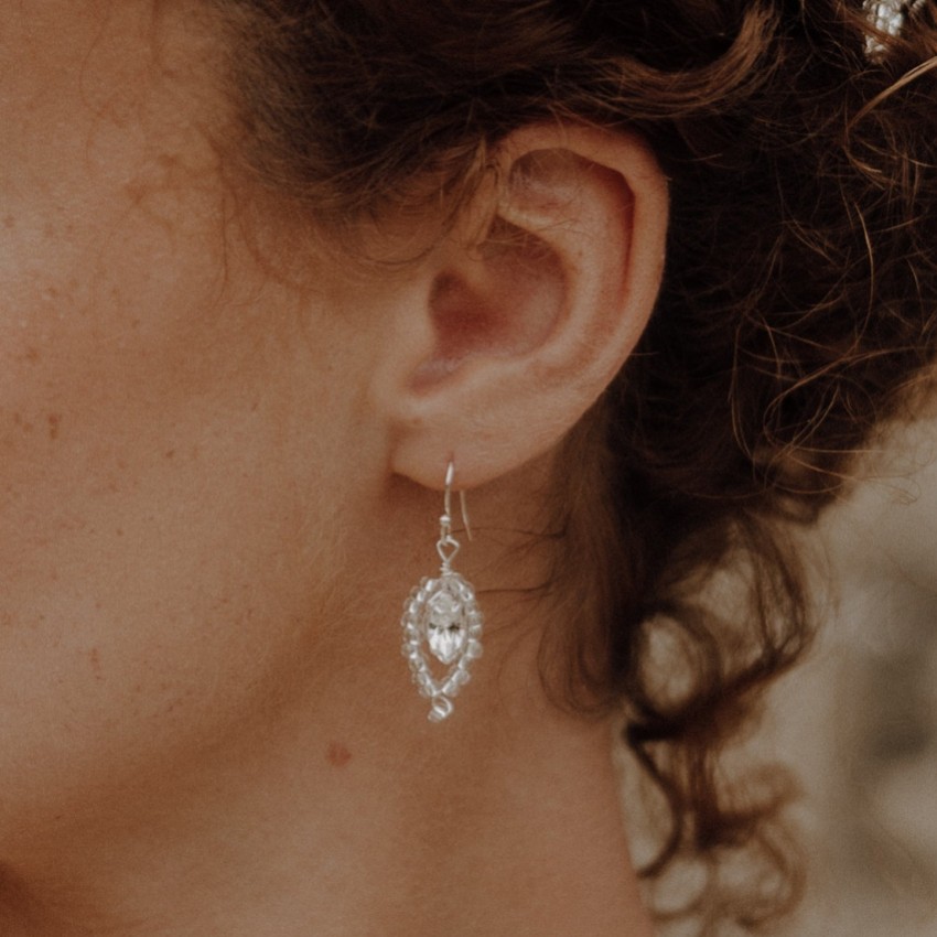 Photograph: Hermione Harbutt Pendants d'oreilles Catherine en forme de feuille de cristal