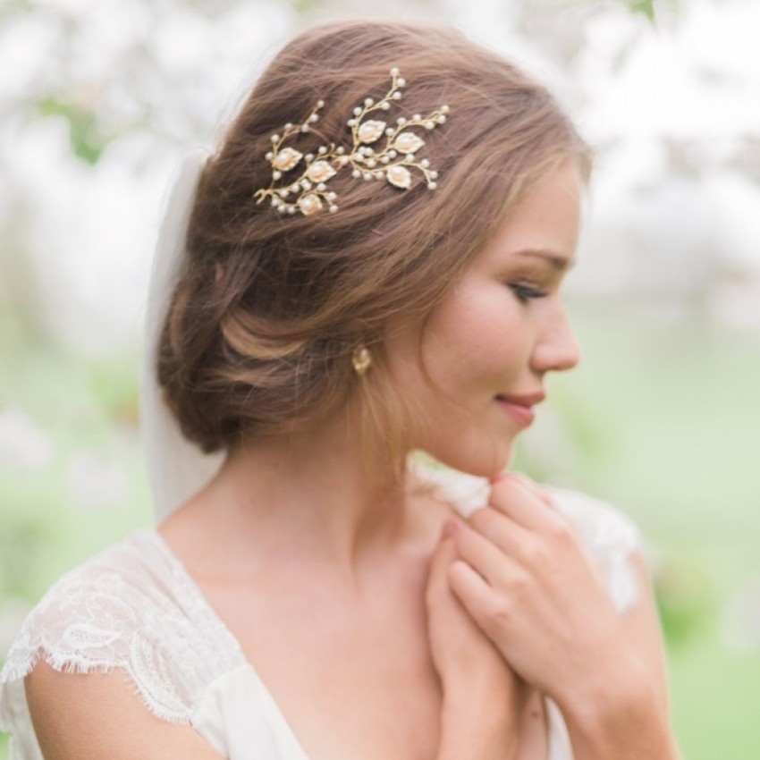 Photograph: Hermione Harbutt Épingle à cheveux Celeste en or avec feuilles et perles d'eau douce