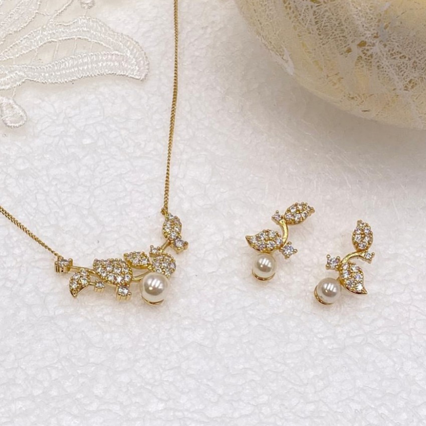 Photograph: Ivory and Co Aphrodite Gold Bridal Jewellery Set