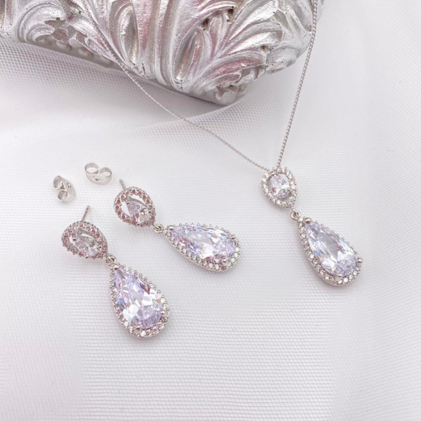 Photograph: Ivory and Co Bacall Crystal Bridal Jewelry Set
