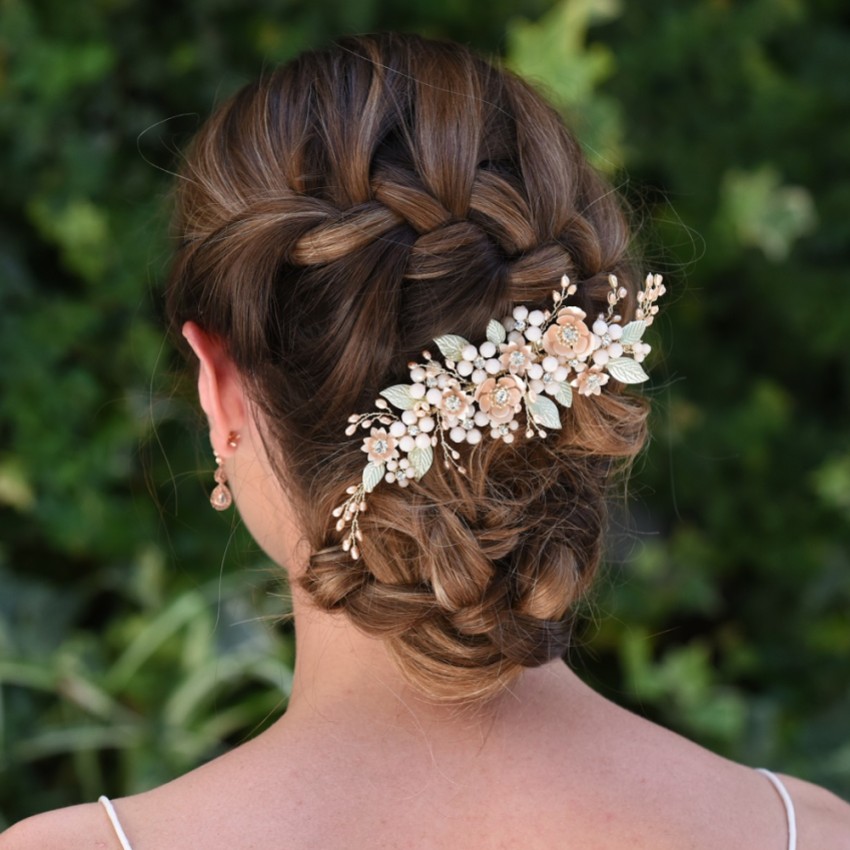 Fotografia: Ivory and Co Botanica, copricapo in oro champagne e fiori di colore bianco