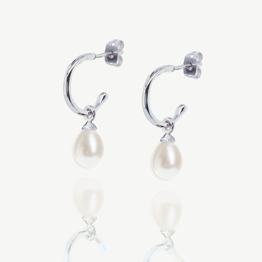 Photograph: Ivory and Co Boucles d'oreilles Harrow en argent et perles