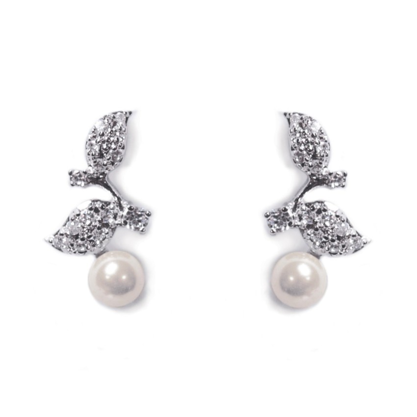 Photograph: Ivory and Co Boucles d'oreilles mariage Aphrodite feuilles de cristal et perles