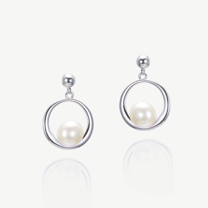 Photograph: Ivory and Co Boucles d'oreilles perles suspendues en argent de Memphis