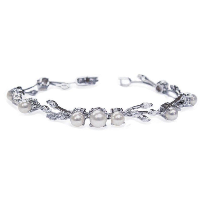 Photograph: Ivory and Co Bracelet de mariage Belgravia en perles et cristal