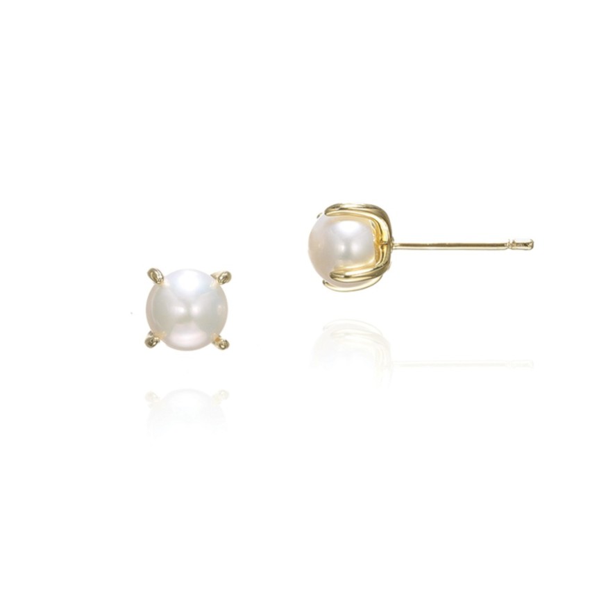 Photograph: Ivory and Co Cairo Gold Classic Pearl Stud Earrings