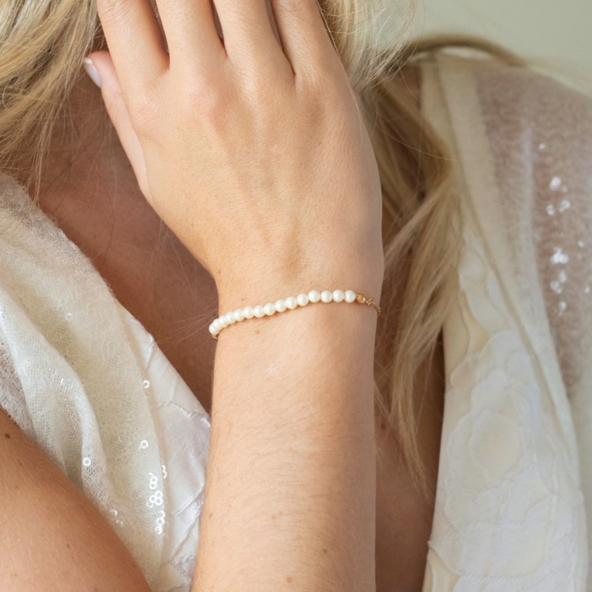 Photograph: Ivory and Co Carlisle Gold Pearl Toggle Bracelet