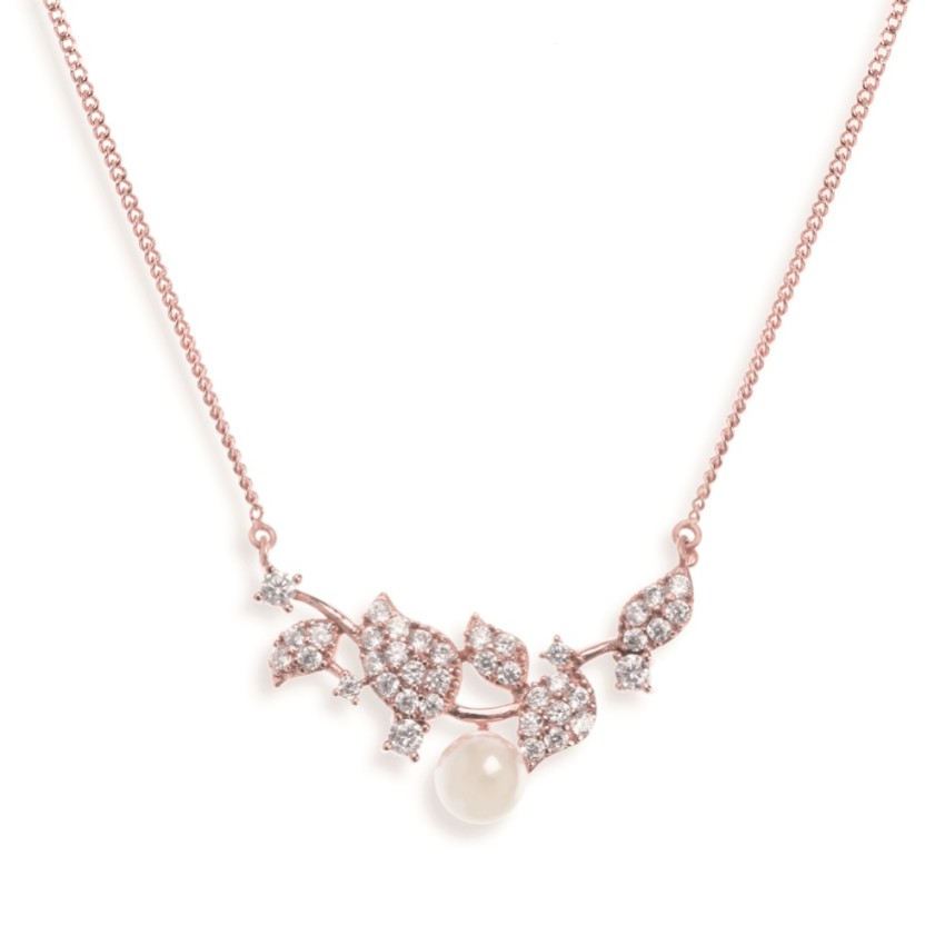 Photograph: Ivory and Co Collier de mariage Aphrodite feuilles de cristal et perles (or rose)