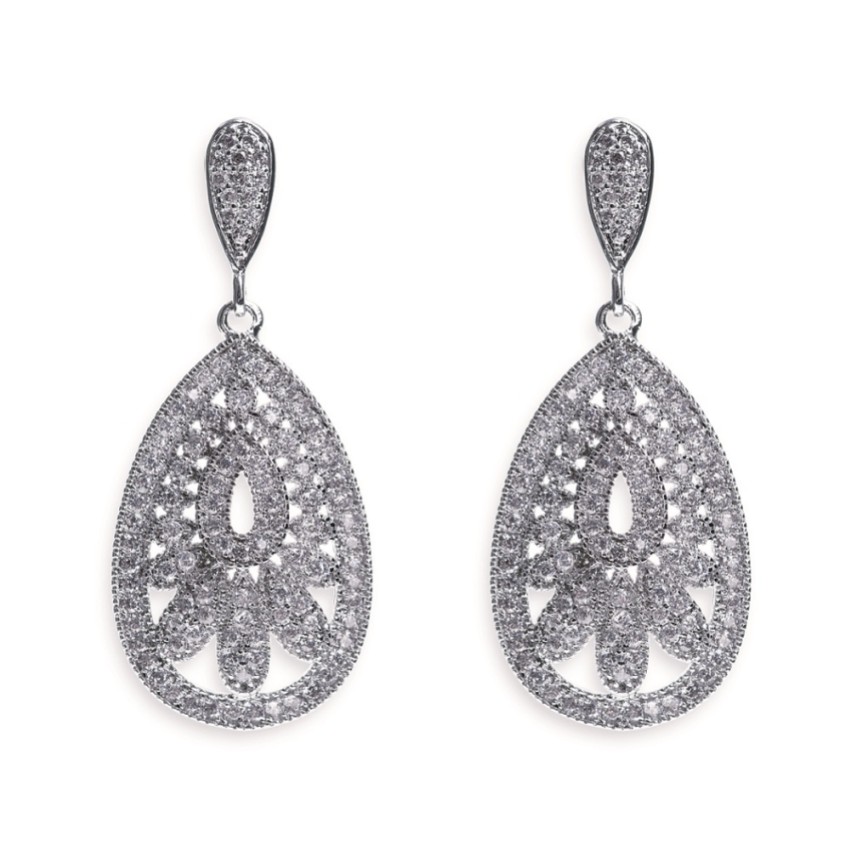 Photograph: Ivory and Co Cosmopolitan Vintage Inspired Crystal Drop Wedding Earrings
