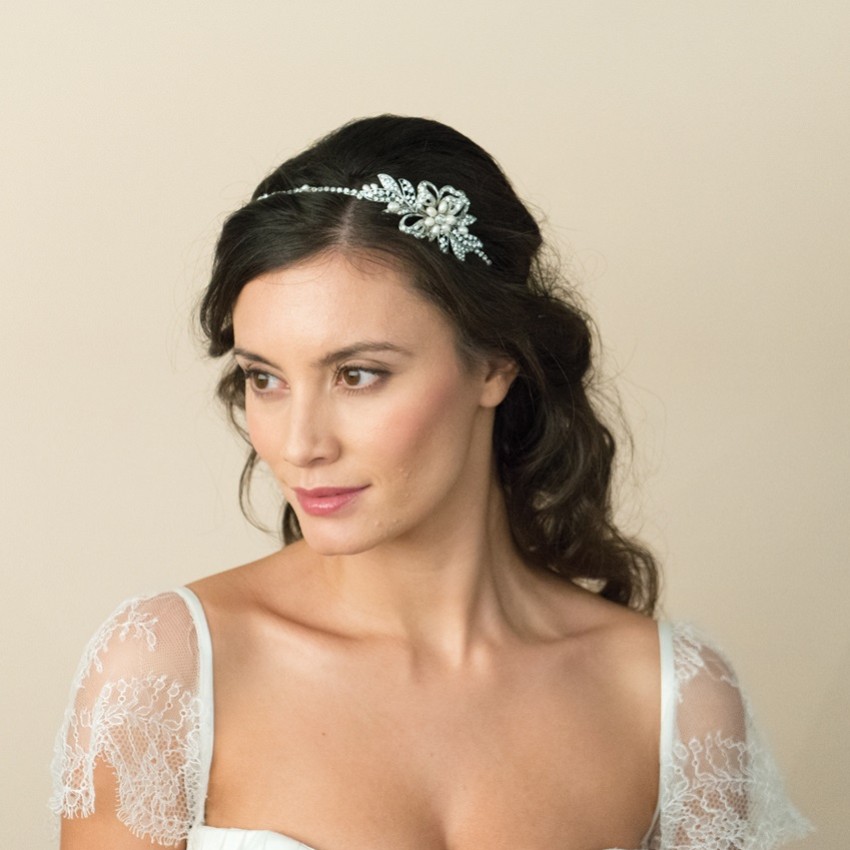 Fotograf: Ivory and Co Delphi Perle und Kristall Blumen Hochzeit Stirnband