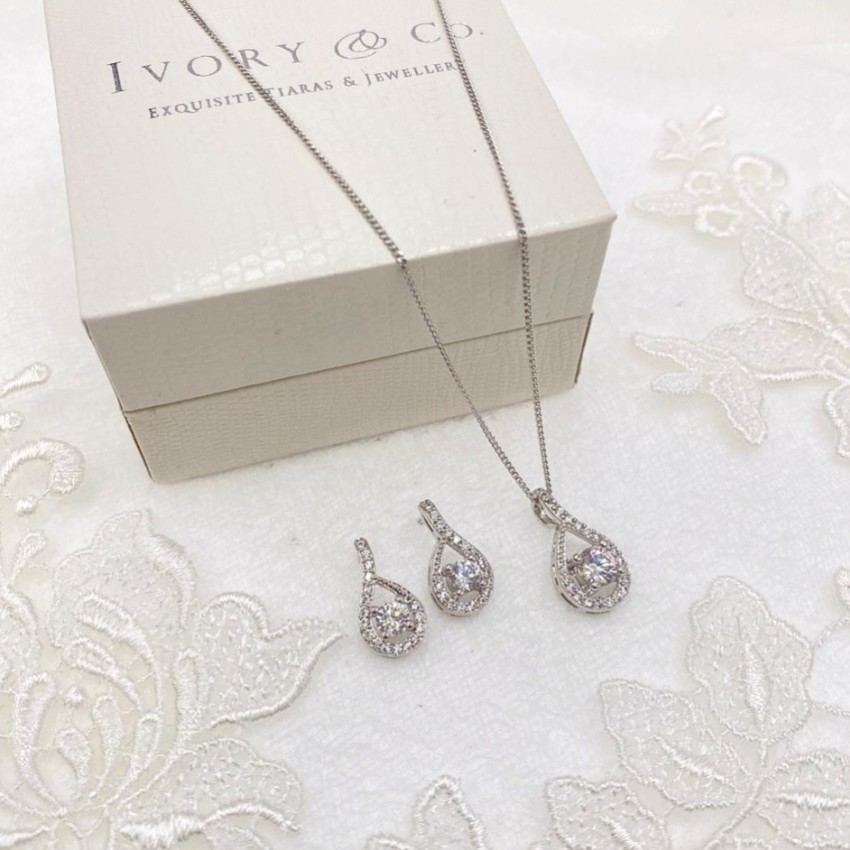 Photograph: Ivory and Co Eternity Crystal Bridal Jewellery Set