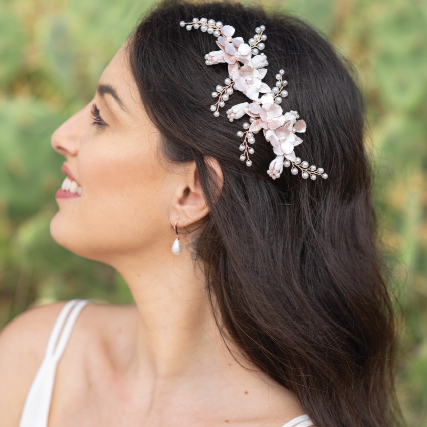 Fotografia: Ivory and Co Fermaglio per capelli con perle floreali in oro rosa Spring Dream