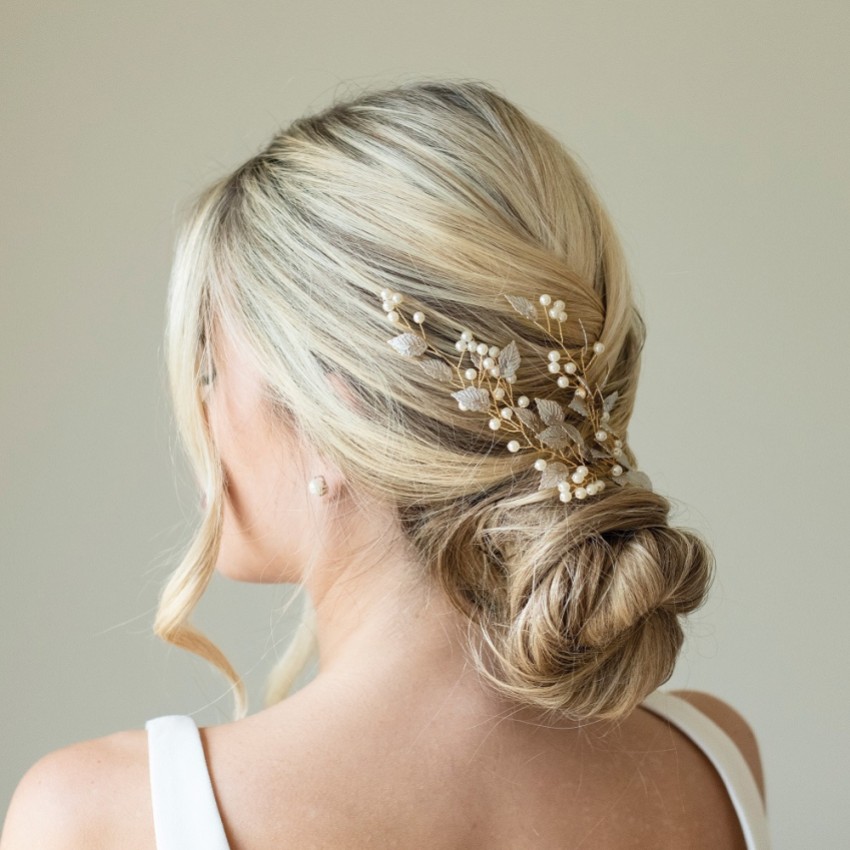 Fotografia: Ivory and Co Fermaglio per capelli Summer Breeze con foglie e perle smaltate in oro